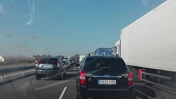 Retenciones en la A-7 a la altura de l'Alcúdia.