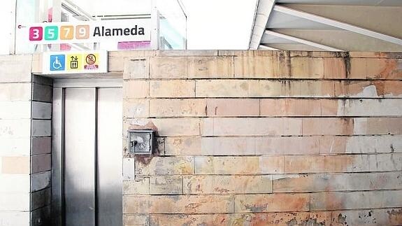 Puerta del ascensor de la estación de metro de Alameda.