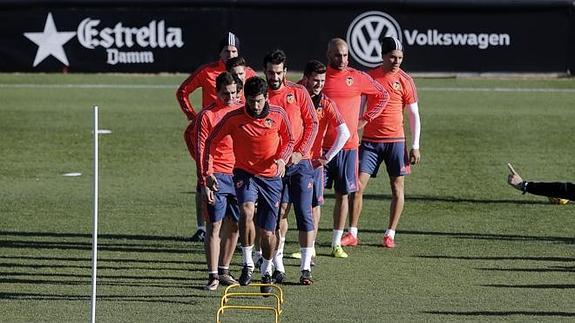Los jugadores del Valencia, durante el entrenamiento de hoy.