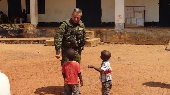 El coronel valenciano José Antonio Vega sonríe a unos niños durante su periodo al mando de la misión europea en Bangui, el pasado enero.