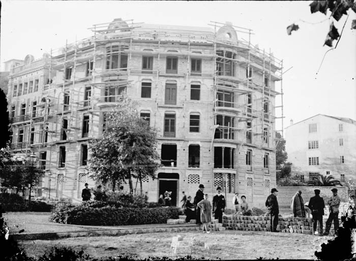 Imagen de la construcción del edificio en 1903 donde aún está la sede de Aguas de Valencia. 