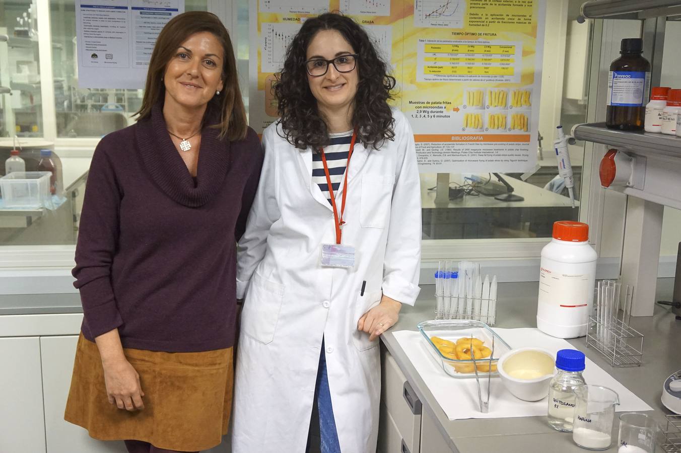 Las investigadoras Ana Andrés (izqda) y Mariola Sansano, del Instituto de Ingeniería de Alimentos para el Desarrollo de la UPV. 