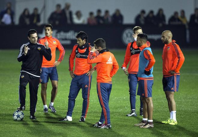 Gary Neville, en su primer entrenamiento con el Valencia.