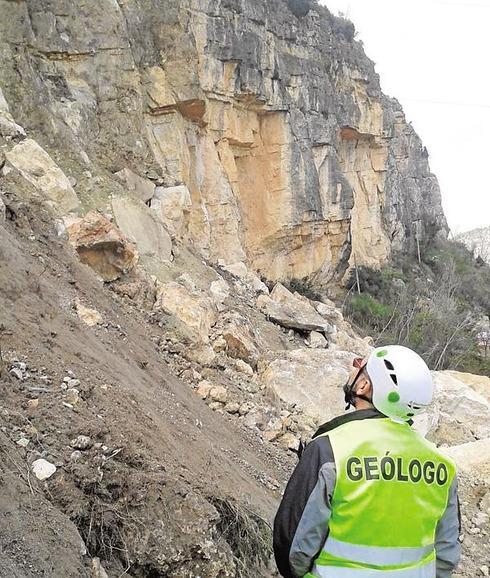 Un geólogo del Igme inspecciona la zona del derrumbe en Cortes de Pallás.