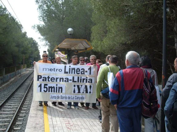 Vecinos de La Canyada, con una pancarta reclamando mejores frecuencias de metro, en una imagen de archivo. :: lp