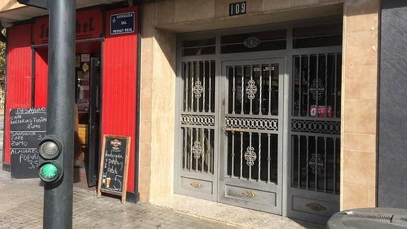 Vecinos de un edificio de Primado Reig, hartos de la actividad de un prostíbulo