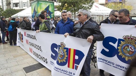 Concentración de policías nacionales frente a la delegación de gobierno.