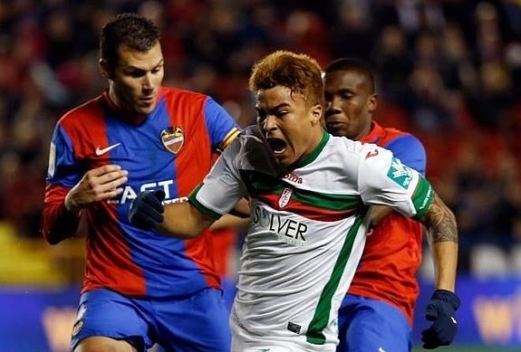  David Navarro tras el delantero Peñaranda en el partido contra el Granada.