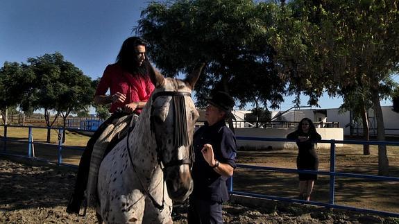 Mario Vaquerizo monta a caballo ante la atenta mirada de Bertín Osborne y Alaska.