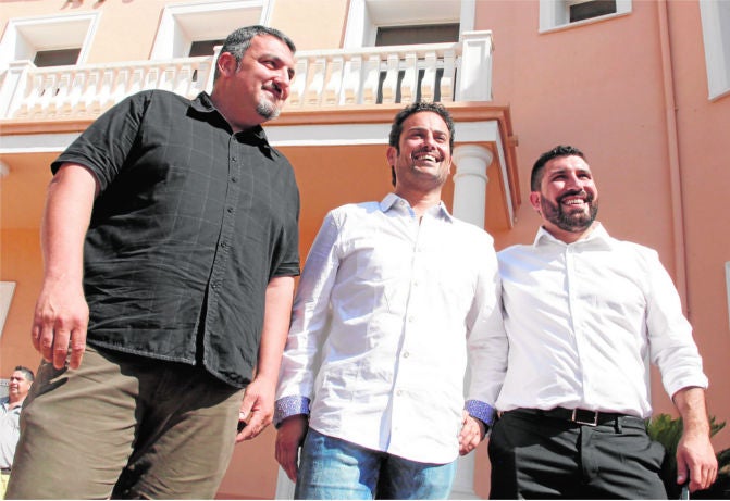 El concejal de Hacienda, Basili Salort, junto al alcalde de El Verger, Ximo Coll, y el edil Miguel Ángel Arbona.