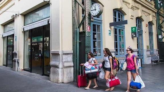 Turistas en la Estación del Norte de Valencia.