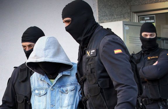 Guardias civiles, con un presunto yihadista. :: T. Garriga/efe