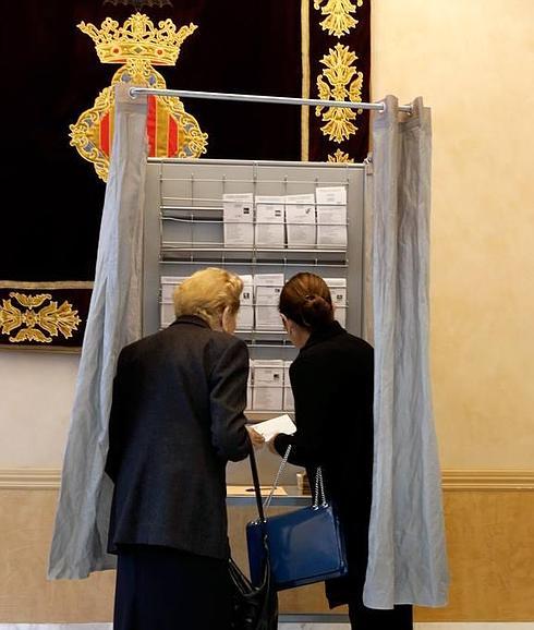 El presidente de mesa que vota por él y por su hermana y otras anécdotas de la jornada electoral