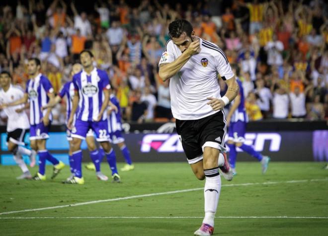 Álvaro Negredo celebrando el gol ante el Deportivo en el partido de ida en Mestalla.