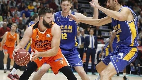 Bojan Dubljevic en el partido ante el Murcia en la Fonteta.