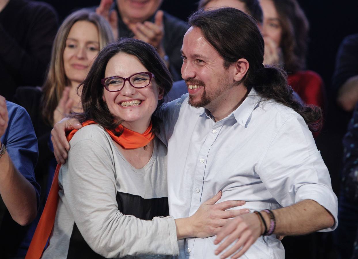 Mónica Oltra y Pablo Iglesias se abrazan en un mitin de la campaña.