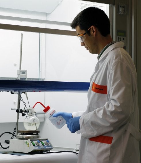 INVESTIGACIÓN
Un técnico de Aimplas, durante el proceso de biorrefinado del plástico. :: lp