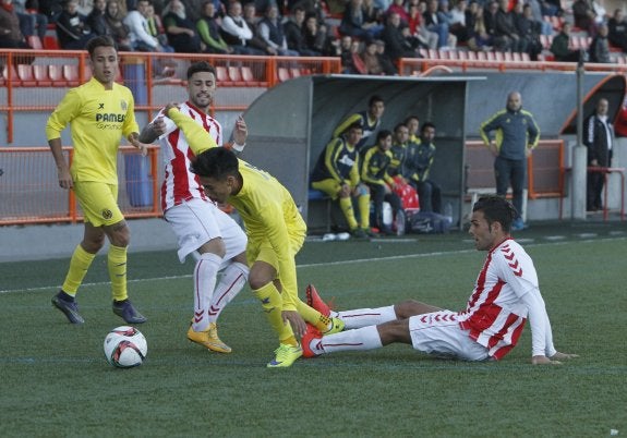 Huracán, en el partido que le enfrentó al Villarreal B esta temporada. :: manuel molines