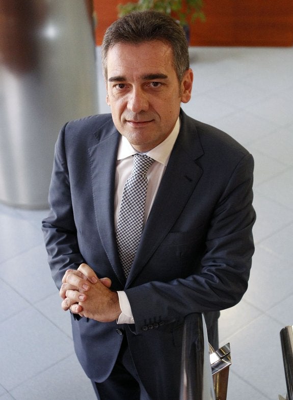 Carlos Alfonso, representante de grandes superficies como El Corte Inglés o Carrefour en el Consell Local de Comerç. :: txema rodríguez