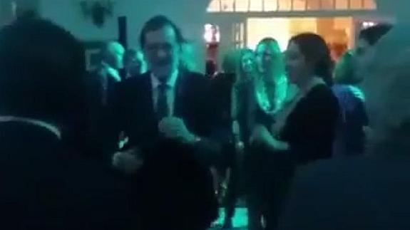 VÍDEO: Rajoy baila 'Mi gran noche', de Raphael