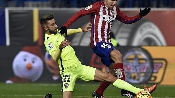 Jose Mari entrándole a Correa en el partido ante el Atlético de Madrid