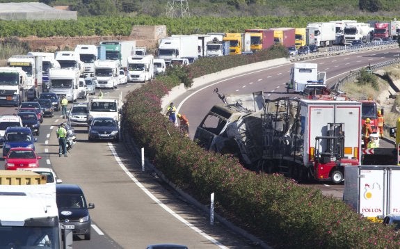 Colapso en el by-pass por el accidente de un camión. :: damián torres