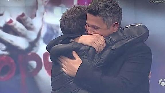 'El Hormiguero': El emotivo abrazo de Alejandro Sanz a Pablo Motos en su día «más difícil»