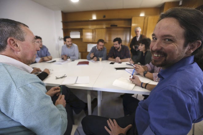 Pablo Iglesias y Joan Baldoví en la reunión de diputados representativos de las confluencias con Podemos