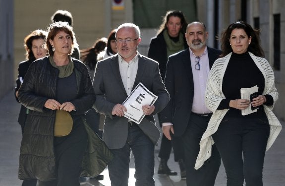 Antonio Montiel (centro), síndic de Podemos, rodeado de miembros del grupo parlamentario tras decidir echar a Peremarch. :: EFE/BRUQUE