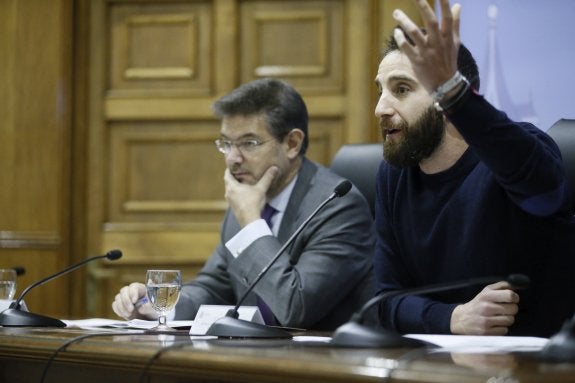 Rafael Catalá y Dani Rovira, durante la jornada sobre maltrato animal. :: F. Alvarado / EFE