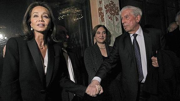 Isabel Preysler y Mario Vargas Llosa, de la mano en Barcelona.