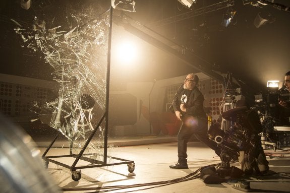 Álex de la Iglesia, en el set de rodaje de 'Mi gran noche'. :: óscar oliva