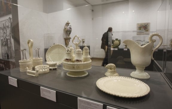 La exposición analiza la evolución de la cerámica europea. :: j. monzó