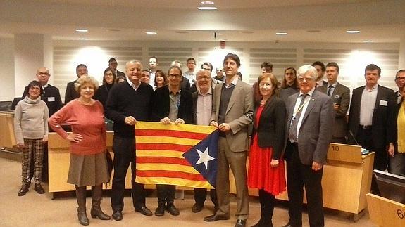 Imagen subida a Twitter por Jordi Sebastià en la que aparece con una estelada junto a otros miembros de Alianza Libre Europea.