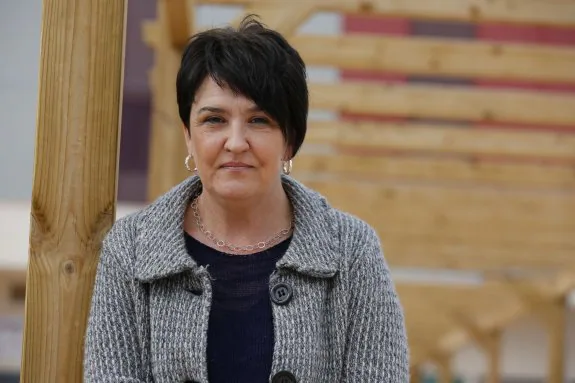 La profesora británica Nuala McEvoy, en un parque de Bétera, donde ha ejercido durante dos cursos enseñando Inglés. :: jesús signes