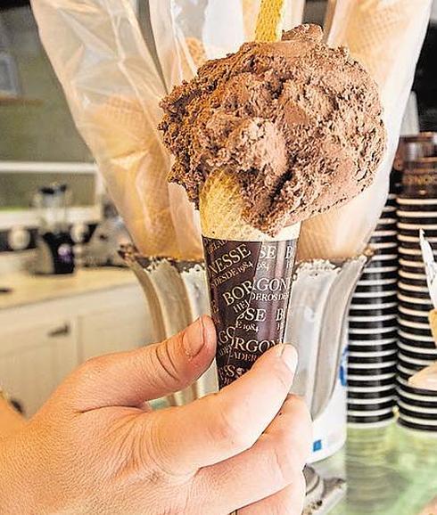 Un helado de chocolate.