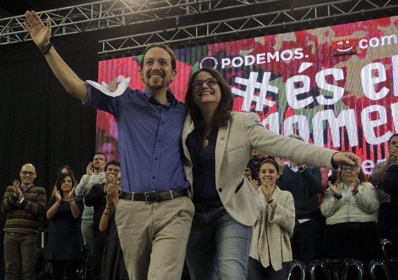 Pablo Iglesias y Mónica Oltra. :: REUTERS/Heino Kalis