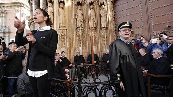 La intérprete traduce la sesión del Tribunal de las Aguas. 