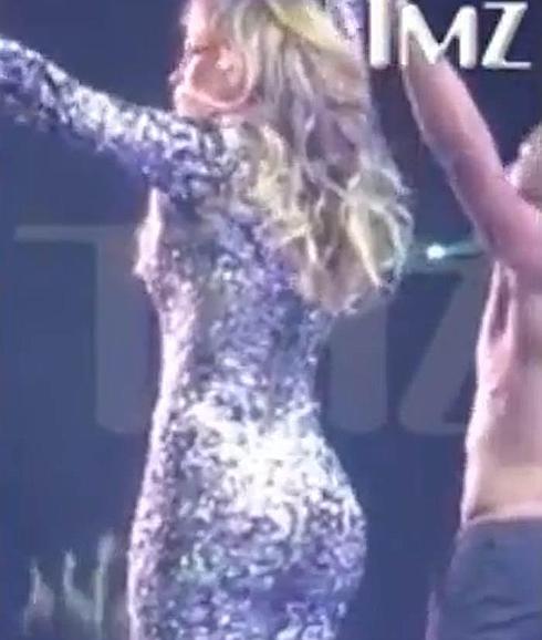 Jennifer Lopez enseña el trasero en un concierto al rompérsele el pantalón