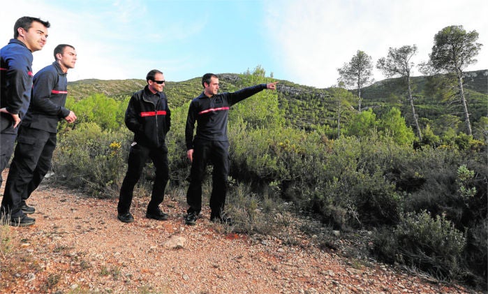 Bomberos del parque de Vallada muestran el estado del monte en una de las zonas de mayor riesgo, con el terreno muy seco. 