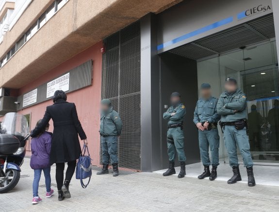  La sede, tomada. Agentes de la Guardia Civil custodian el acceso principal a las instalaciones de la empresa. :: j. signes