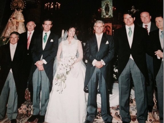 La boda de Benavent. Alfonso Rus, Emilio Llopis, Ricardo Costa, la novia y Marcos Benavent en el día de su boda. :: lp