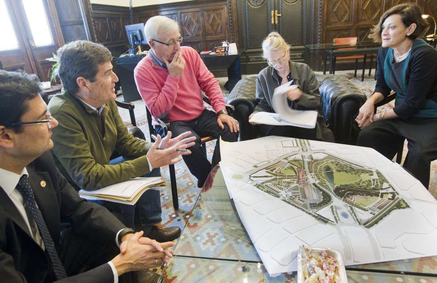 Ribó con diseñadores del Parque Central.