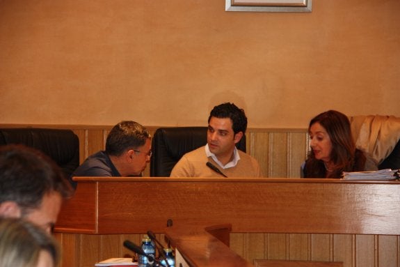 El alcalde debate con el interventor y la secretaria la decisión a tomar, ayer noche en el pleno. :: lp
