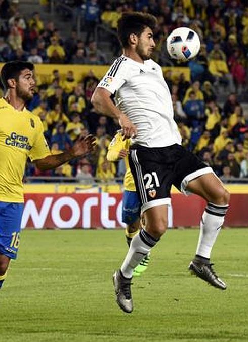 André Gomes, autor del pase para el 0-1, en una acción del partido.