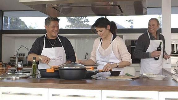 Alejandro Sanz, en la cocina con Fabiola y Bertín Osborne.