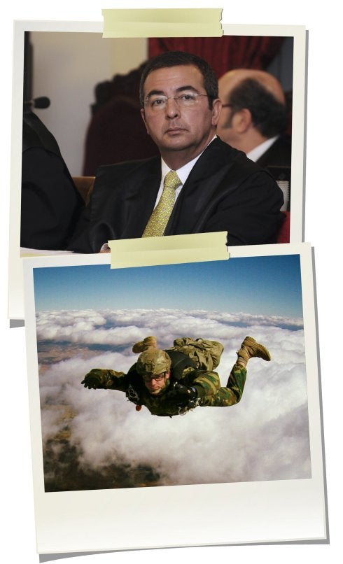 Fermín Guerrero, en la vista oral por el crimen de León. En la foto de abajo, en una imagen de su muro de Facebook, en paracaídas.  :: r. c.