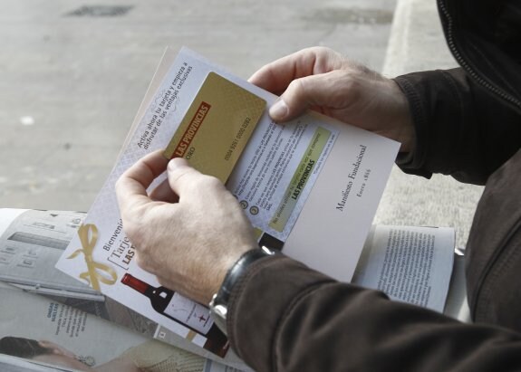  La tarjeta Oro. Un lector sostiene la tarjeta que regala LAS PROVINCIAS, con la que optar a diferentes premios y promociones.