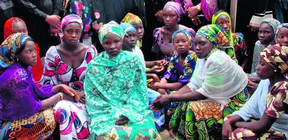 Niñas y adolescentes que han conseguido escapar de las garras de Boko Haram, en la ciudad nigeriana de Chibok. :: afp