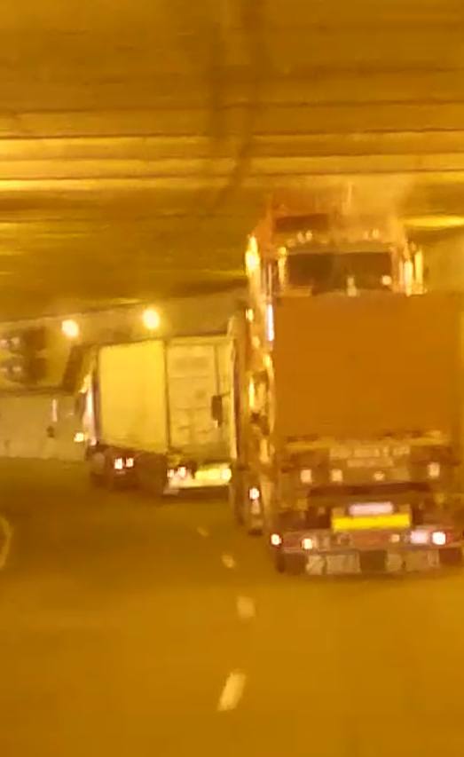 Un camión choca contra el túnel del puerto de Valencia